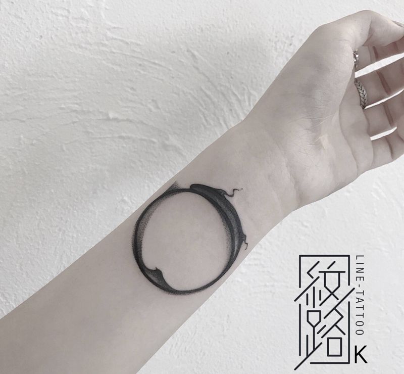 墨环遮盖纹身图片_手臂水墨遮盖纹身图案