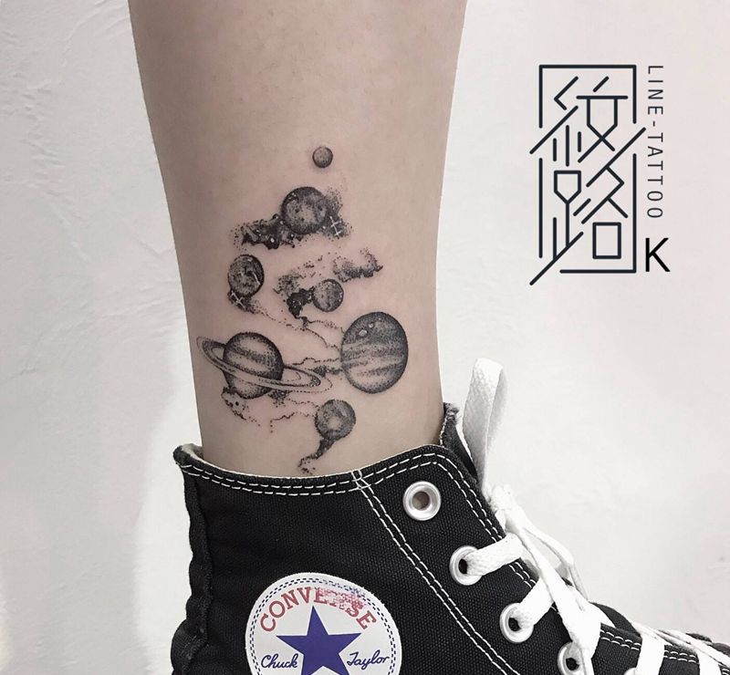 星球纹身图片_脚部点刺星球星空纹身图案