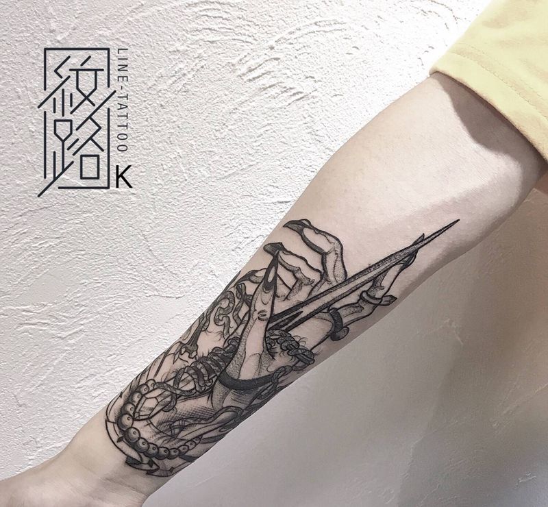 匕首纹身图片_手臂black work纹身图案