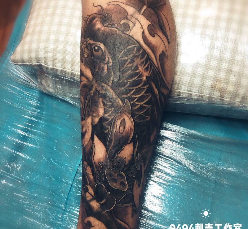鲤鱼遮盖纹身图片_腿部新传统纹身图案