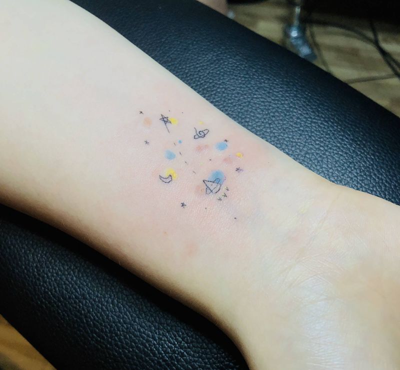 宇宙纹身图片_手部水彩纹身图案