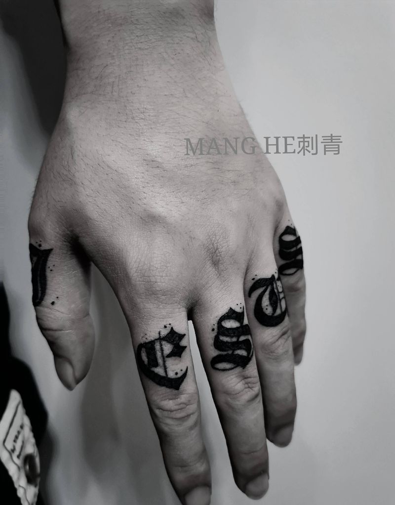 手指奇卡诺纹身图片_手部花体字纹身图案