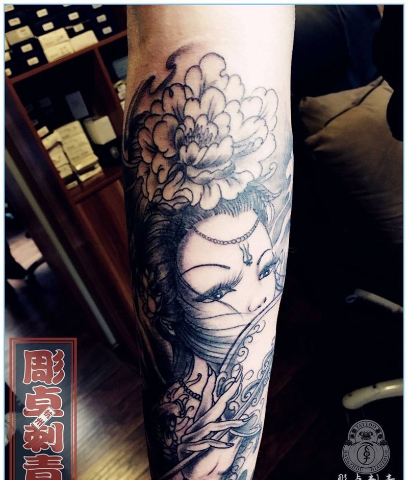 小臂艺妓纹身图片_成品手臂传统人物艺妓纹身图案