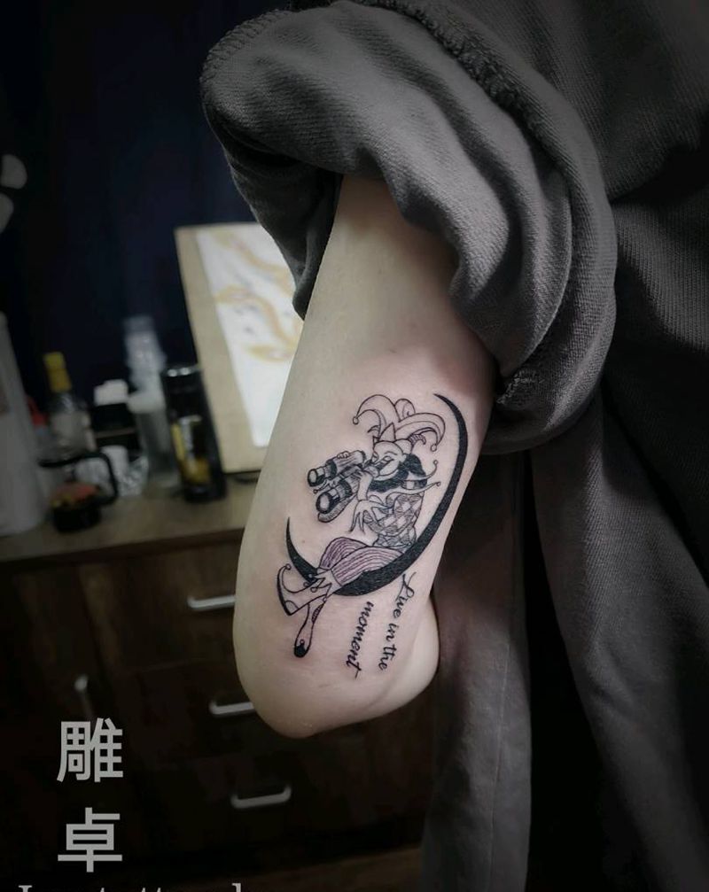 Joker&活在当下纹身图片_手臂New School花体字小丑纹身图案