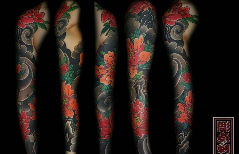 日式老传统牡丹花臂纹身图片_手臂老传统牡丹花臂纹身图案