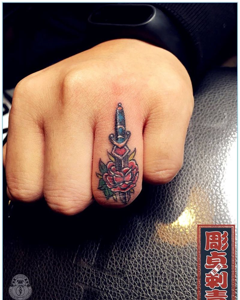手指遮盖纹身图片_成品手部欧美清新school玫瑰纹身图案