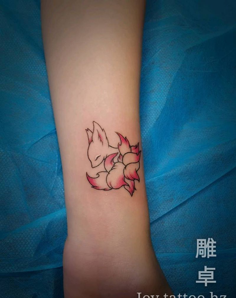 九尾狐纹身图片_手臂Old School九尾狐狐狸纹身图案