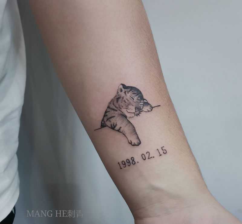 小脑斧纹身图片_手臂欧美写实纹身图案