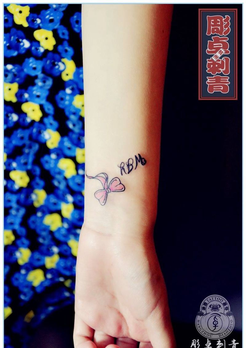 手腕英文蝴蝶结纹身图片_成品手臂清新字符杭州英文蝴蝶结纹身图案