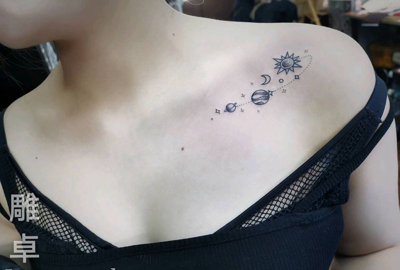 锁骨星球纹身图片_肩部胸部几何点刺星球锁骨纹身图案