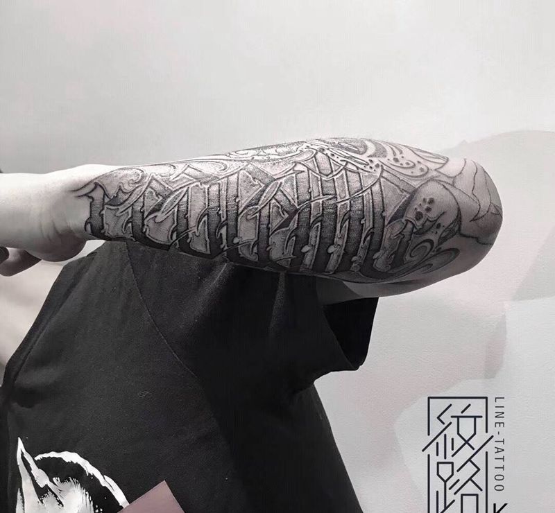 暗黑花体字纹身图片_手臂花体字纹身图案