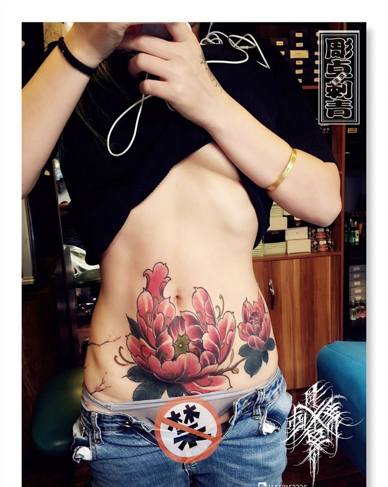 产疤妊辰纹遮盖纹身图片_腹部新传统产疤遮盖牡丹纹身图案