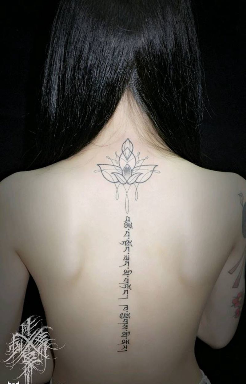 定制藏文梵花纹身图片_背部梵花藏文纹身图案