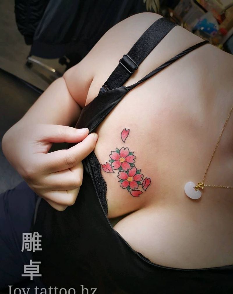 樱花白斑遮盖纹身图片_胸部老传统新传统樱花纹身图案