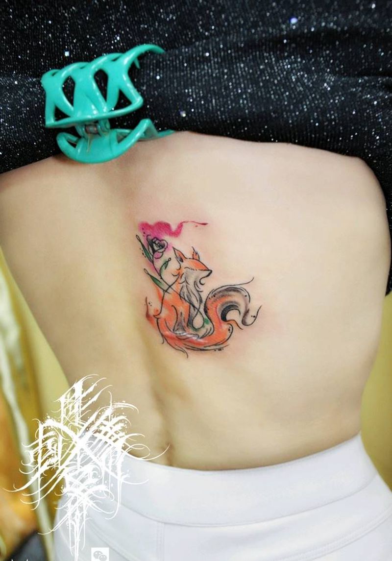 小狐狸疤痕遮盖纹身图片_背部狐狸纹身图案