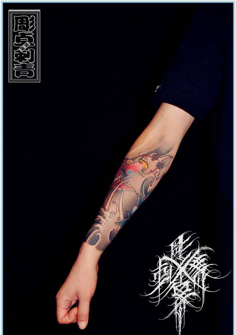 鲤鱼包小臂纹身图片_手臂新传统鲤鱼牡丹包小臂纹身图案