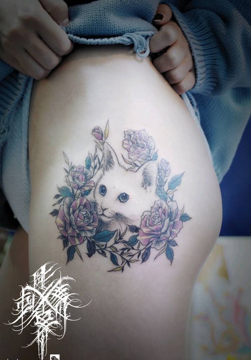 一只小喵纹身图片_臀部腿部小清新猫纹身图案