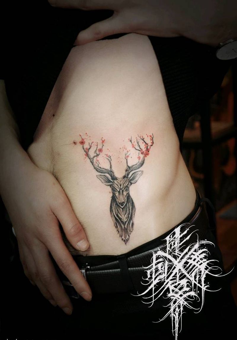 腹部鹿纹身图片_腹部麋鹿纹身图案