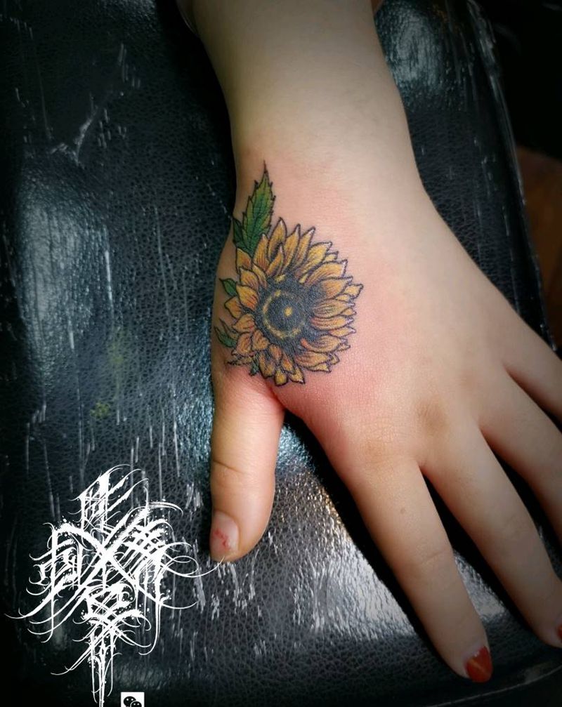 向日葵虎口遮盖纹身图片_手部新传统向日葵纹身图案