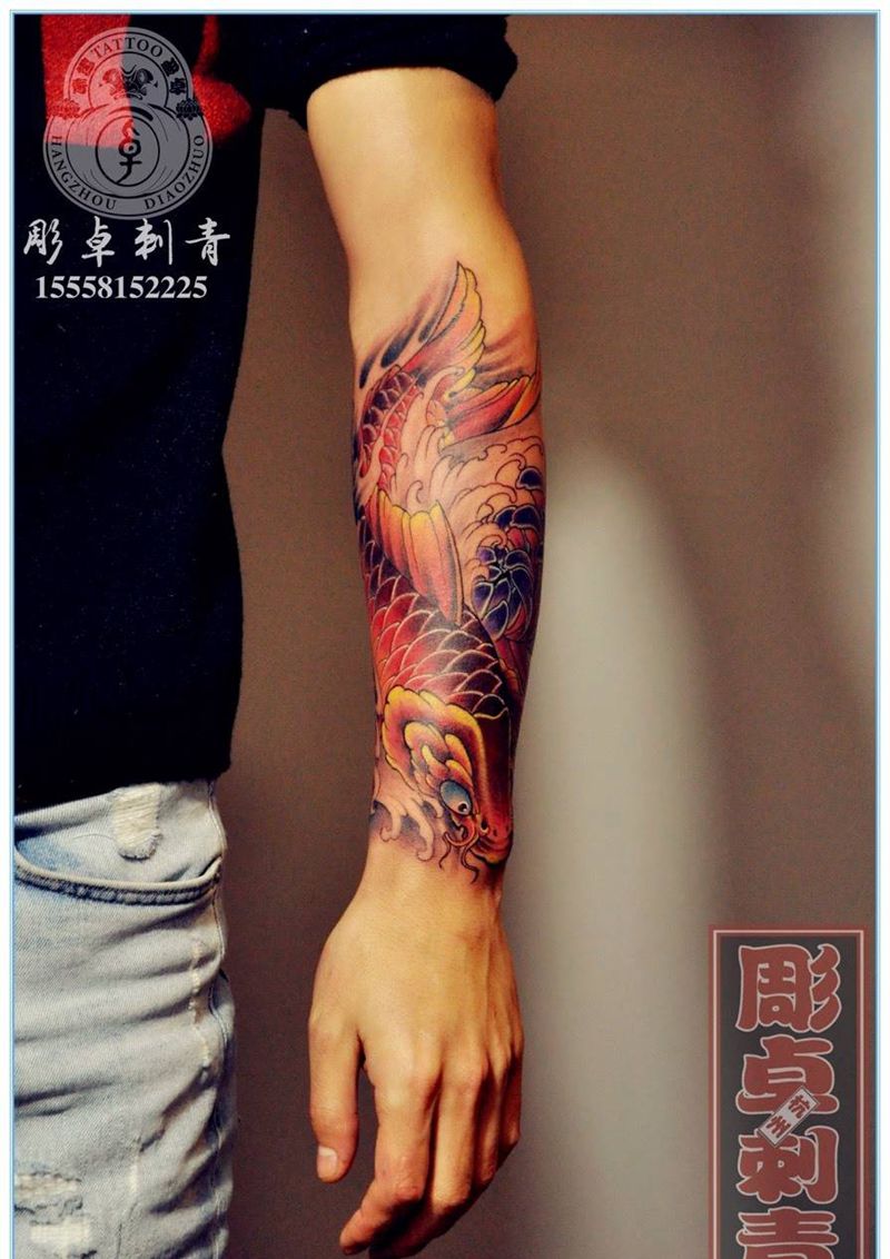 小臂鲤鱼遮盖纹身图片_成品手臂传统动物鲤鱼遮盖小臂杭州纹身图案