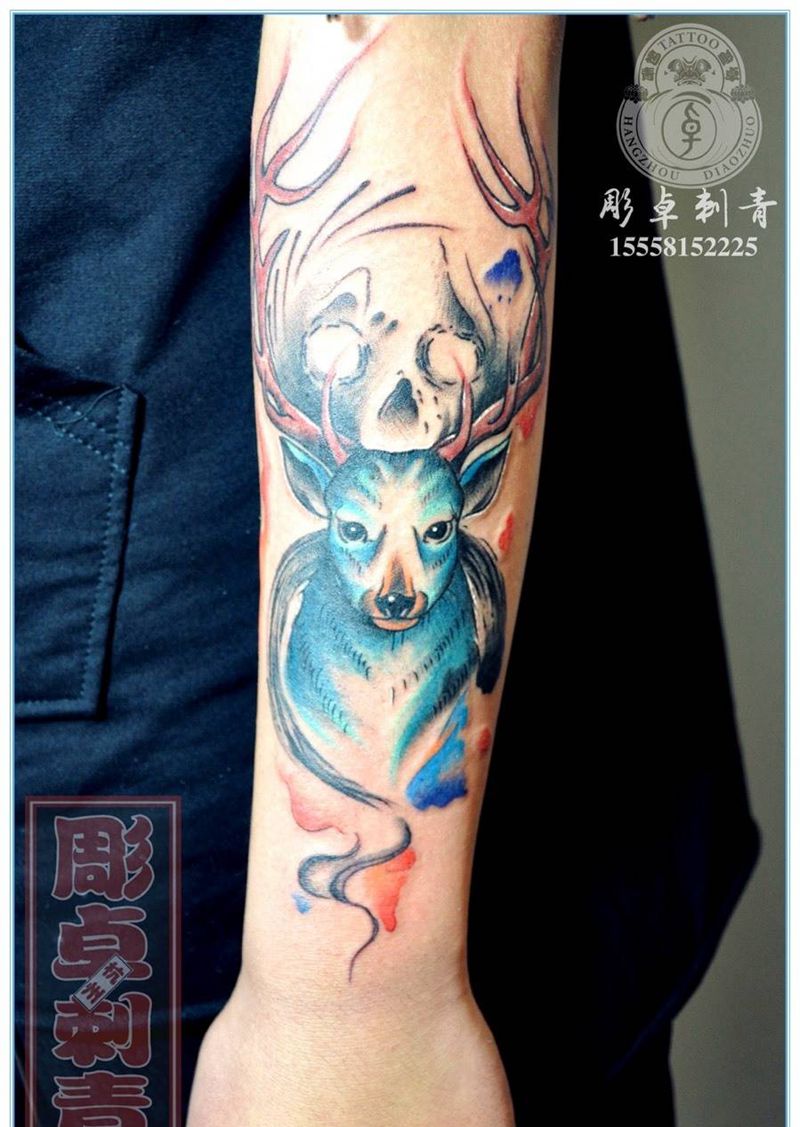 水彩泼墨鹿纹身图片_成品手臂欧美国画动物水墨鹿小臂杭州纹身图案