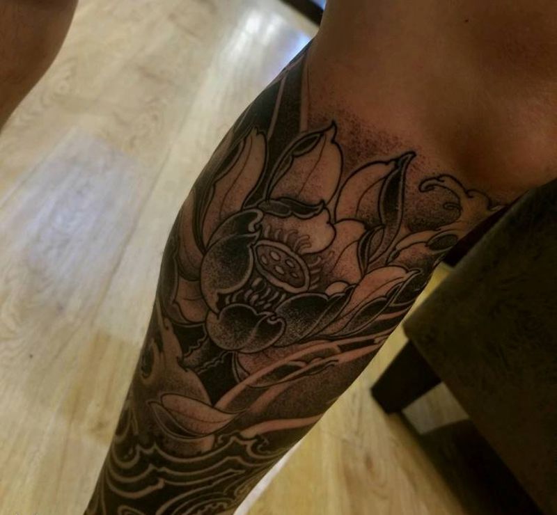 小腿莲花水浪纹身图片_腿部新传统纹身图案