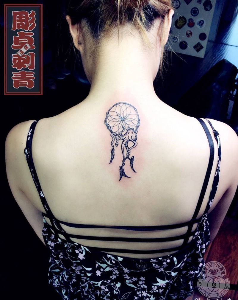 后颈铺梦网纹身图片_成品颈部清新几何杭州章鱼线条捕梦网纹身图案