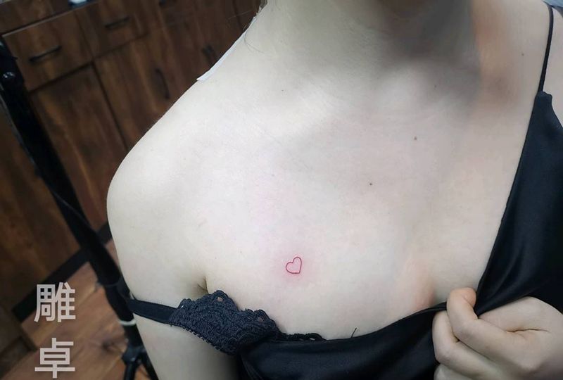 小爱心纹身图片_胸部几何纹身图案