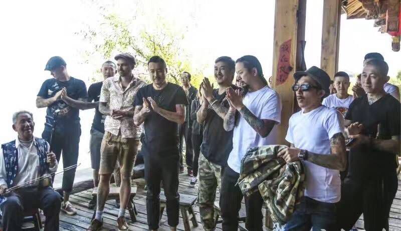 纹身匠心慈善聚会纹身图片_颈部背部肩部胸部动物习俗字符人物植物纹身图案