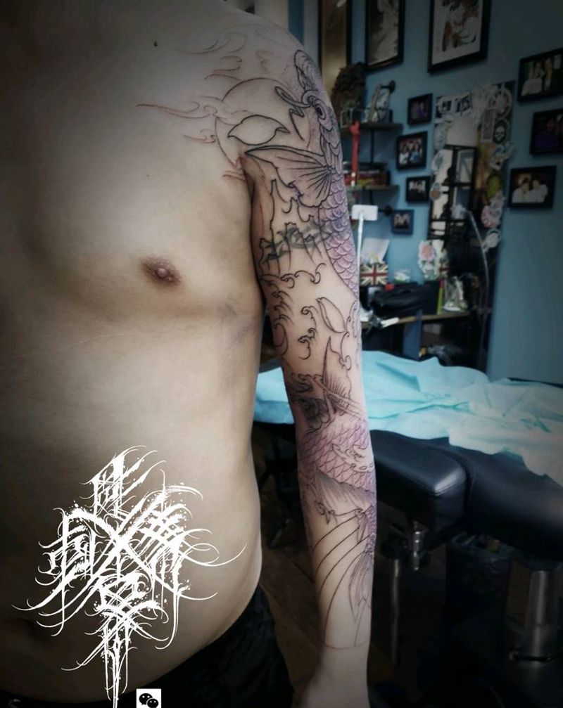 双鱼花臂未完纹身图片_手臂新传统老传统花臂鲤鱼纹身图案