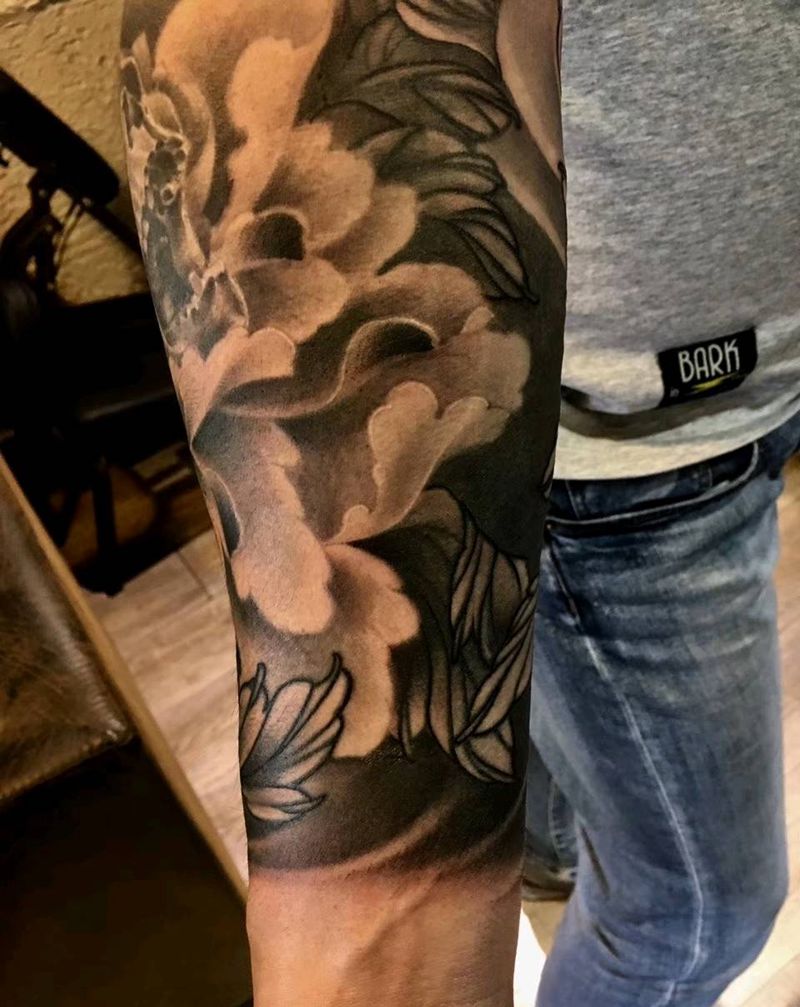 牡丹花臂局部纹身图片_手臂新传统纹身图案