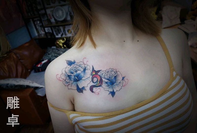 锁骨狐狸添加修改纹身图片_胸部颈部水彩New School锁骨狐狸纹身图案