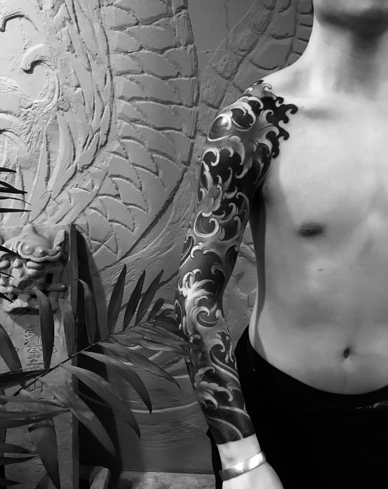 浪臂纹身图片_胸部手臂手部腰部颈部臀部脚部手稿插画写实纹身图案