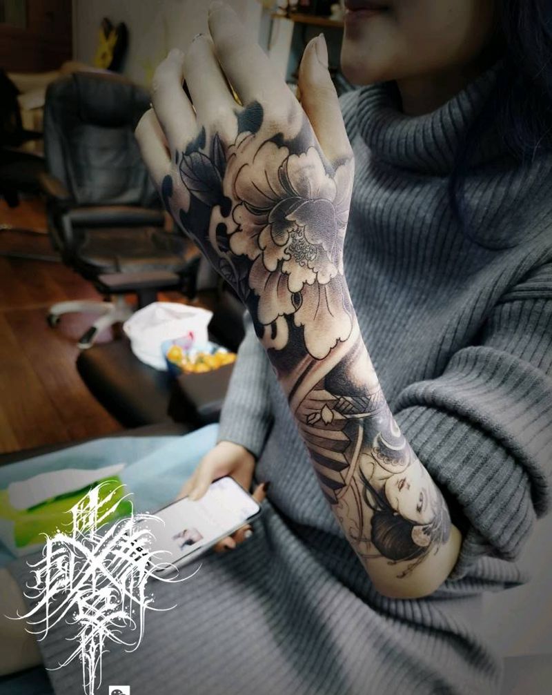艺妓牡丹包小臂手背遮盖纹身图片_手部手臂新传统艺妓牡丹包小臂纹身图案