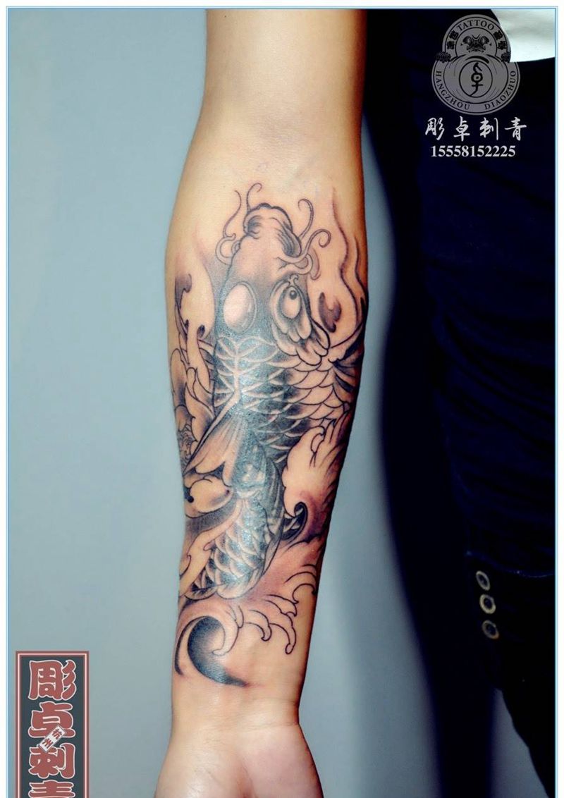 小臂鲤鱼遮盖未完纹身图片_成品手臂传统动物遮盖鲤鱼杭州纹身图案