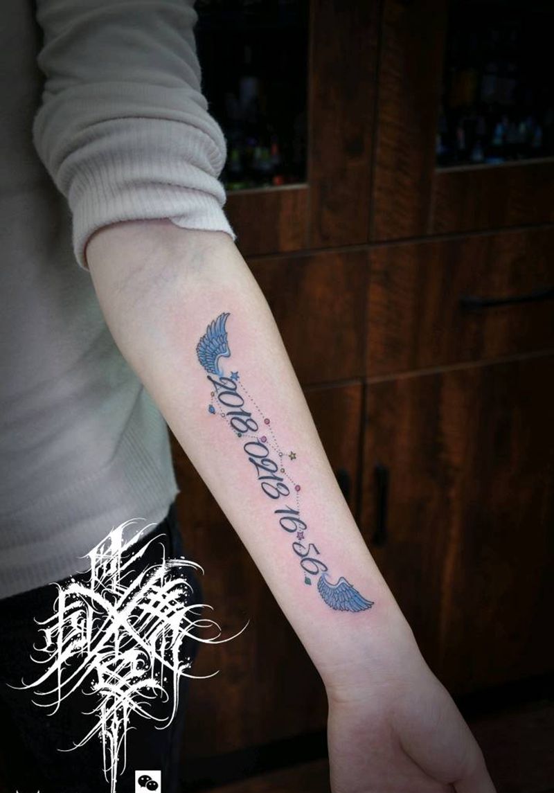 定制日期纹身图片_手臂日期翅膀星座纹身图案