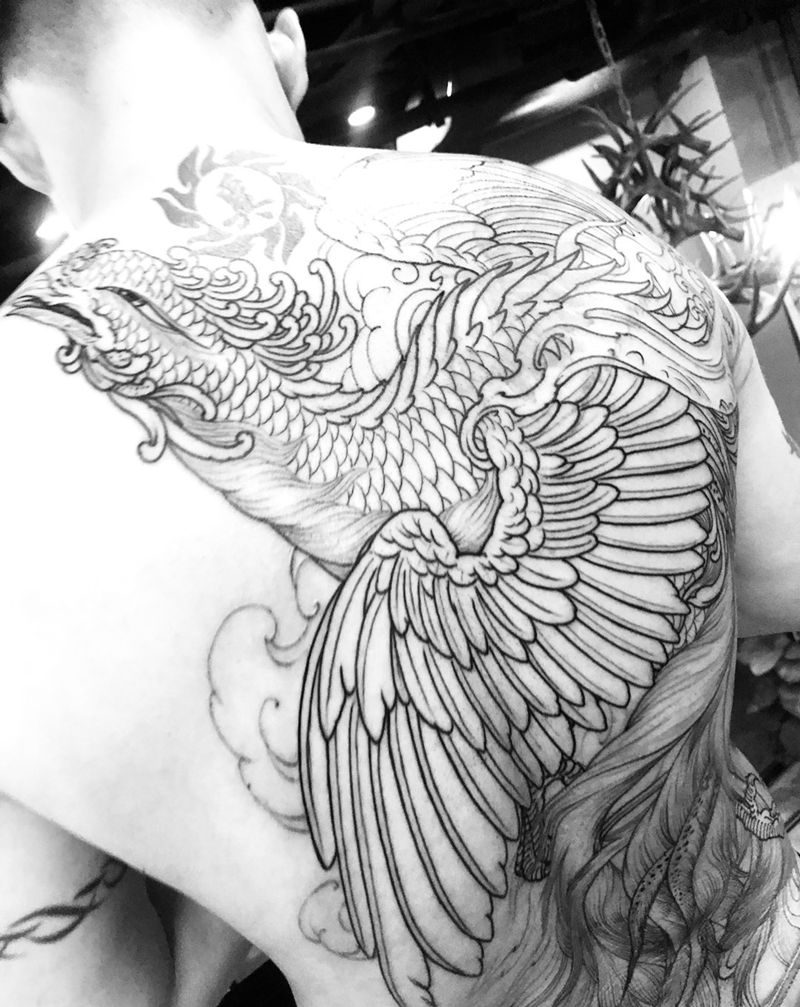 凤凰纹身图片_肩部背部新传统凤凰纹身图案