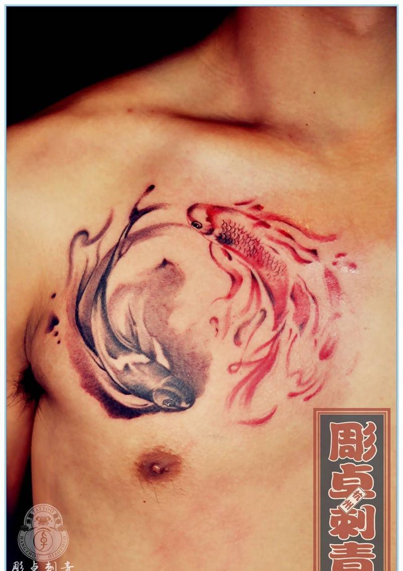 水墨鱼趣纹身图片_成品胸部传统鲤鱼水墨水彩纹身图案