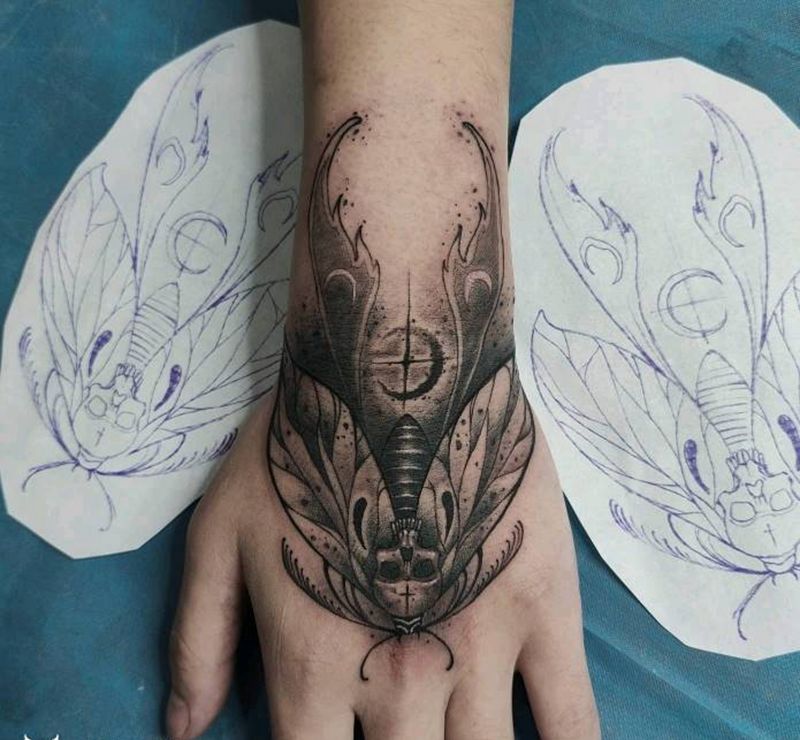 手背飞蛾纹身图片_手部新传统New School飞蛾纹身图案