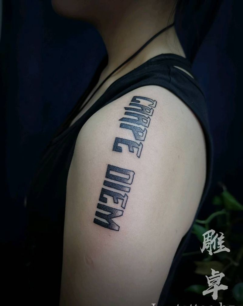 肩部英文纹身图片_肩部花体字纹身图案