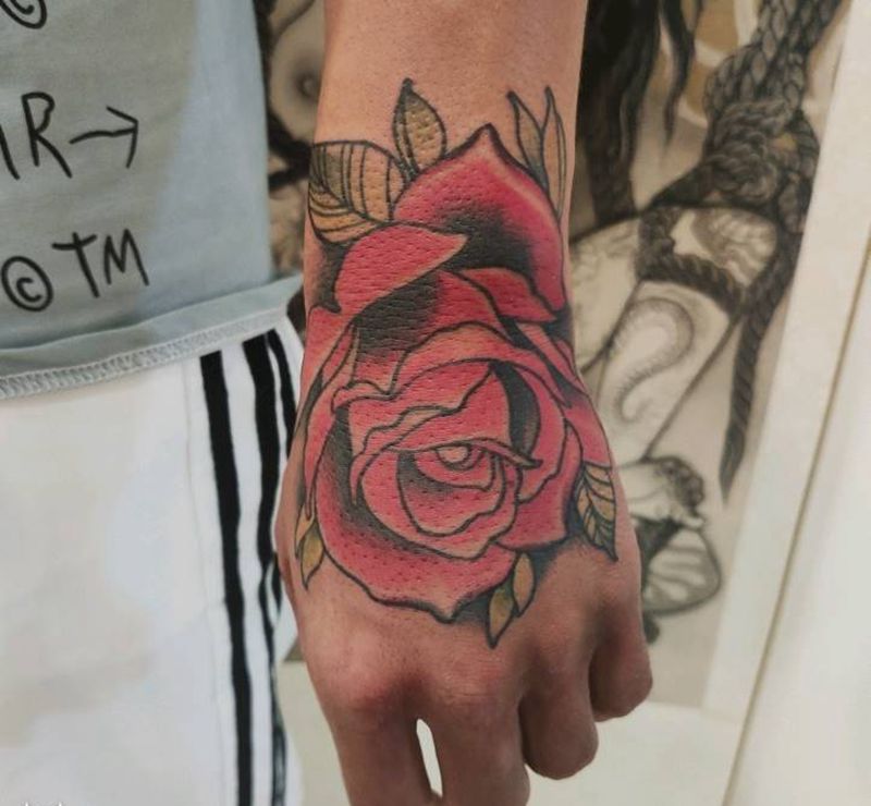 手背玫瑰纹身图片_手部Old SchoolNew School玫瑰纹身图案