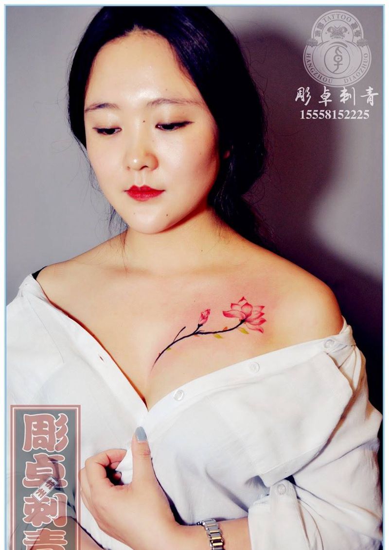 锁骨水墨莲花纹身图片_成品胸部颈部传统植物锁骨杭州水墨莲花纹身图案