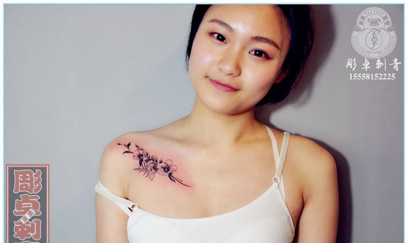锁骨清新花儿纹身图片_成品肩部清新植物锁骨线条花杭州纹身图案