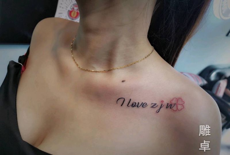 锁骨英文纹身图片_胸部颈部锁骨英文纹身图案