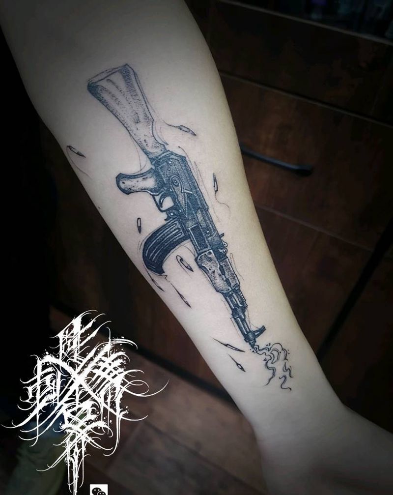 AK纹身图片_手臂欧美写实枪纹身图案