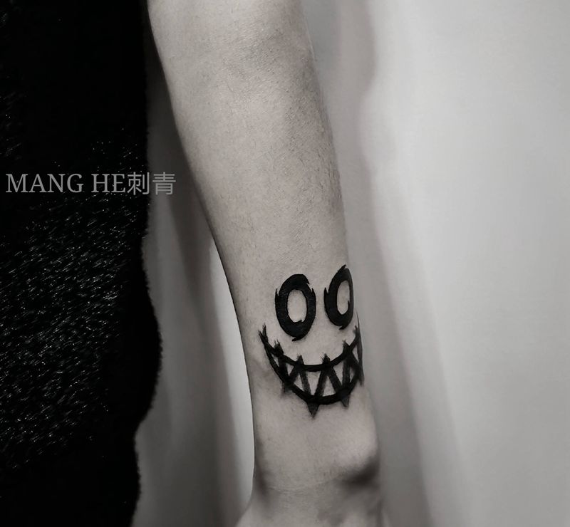 小丑纹身图片_手部水墨纹身图案