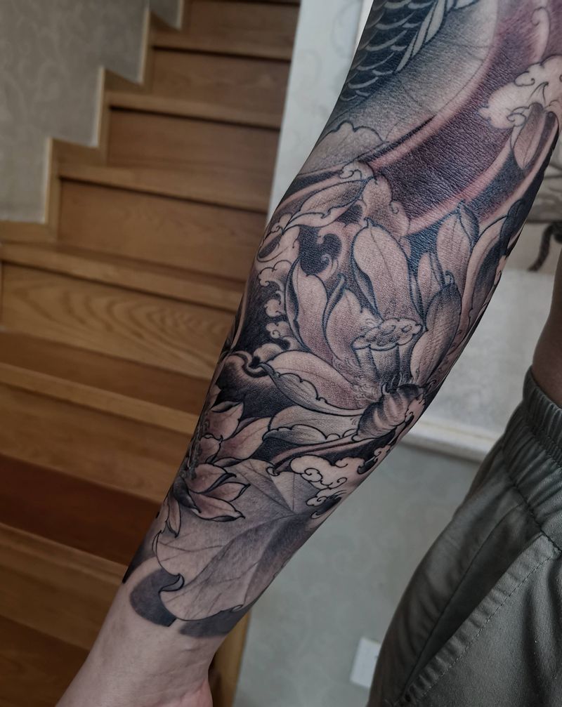 莲花接花臂纹身图片_手部新传统纹身图案