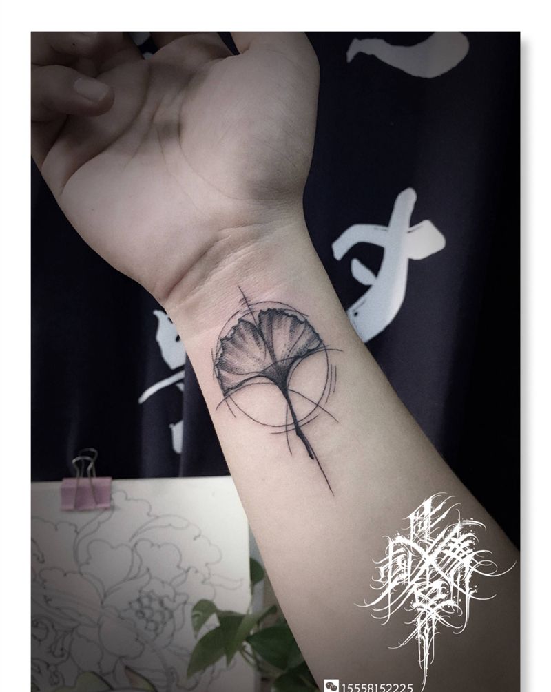 银杏叶纹身图片_手部几何小清新银杏叶纹身图案