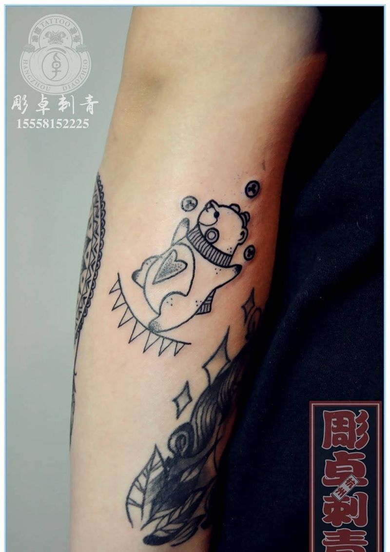 调皮小熊纹身图片_成品手臂清新动物Schoo 小熊小臂杭州纹身图案