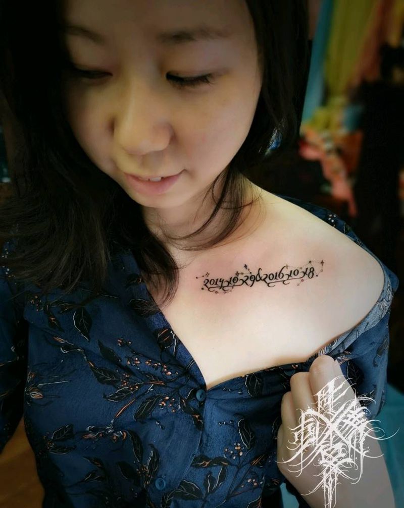 锁骨生日星座纹身图片_胸部肩部花体字几何锁骨数字星座纹身图案